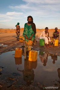 Women Collect Water in Niger