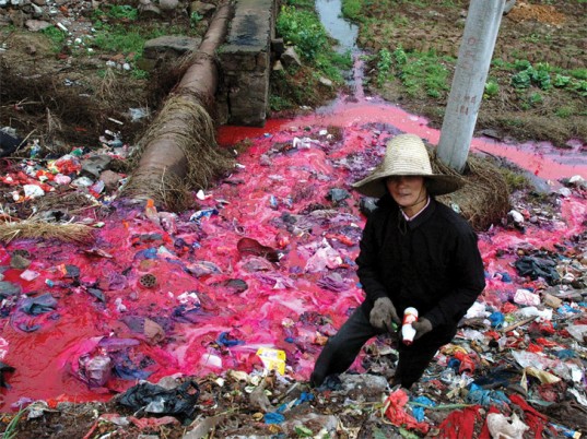 polluted-river-dyes-537x402